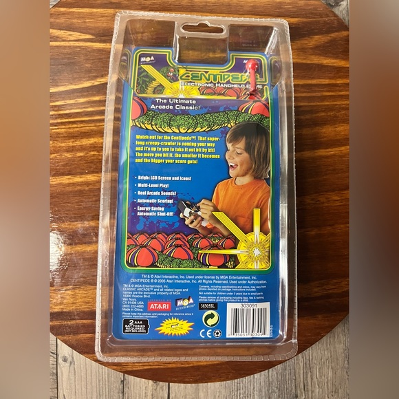 CENTIPEDE ATARI MGA HANDHELD LCD MINI CABINET GAME 2005 NEW RARE SEALED ORIGINAL - Picture 3 of 4